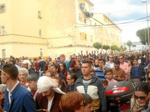 Todo el barrio de Pérez Cubillas se echa a la calle para acompañar a la Hermandad de La Salud.