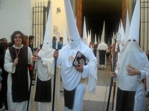 Unos 250 nazarenos acompañan a la hermandad.