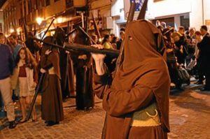 De marrón franciscano visten los nazarenos del Calvario.