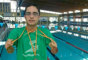 David Sánchez, con las tres medallas obtenidas en Sabadell.