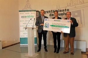 Entrega del cheque valorado en 1.460 kilos de comida. 