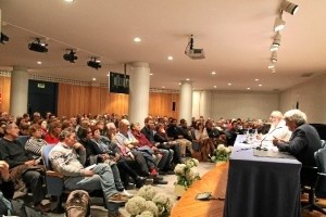 La plataforma organizó una conferencia del filósofo Fernando Savater. 