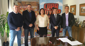 Protagonistas de la firma del convenio del Ayuntamiento de Niebla con Covap.