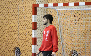 Emilio Guerrero, portero del Pedro Alonso Niño, lesionado en la rodilla.