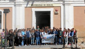 Momento del minuto de silencio en el Campus de la Merced.