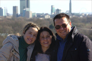 En Pimrose Hill, junto a su hermana y su cuñado.