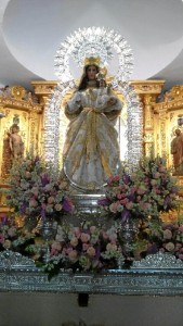 La jornada se iniciaba con un besamanos a la Virgen.