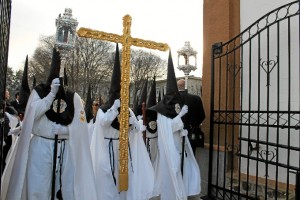 Unos 300 nazarenos han acompañado a los titulares de la Hermandad.