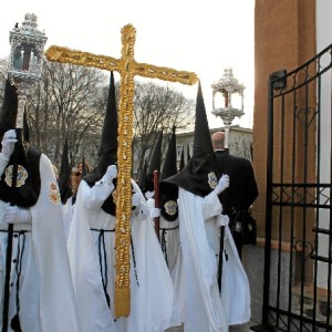 Unos 300 nazarenos han acompañado a los titulares de la Hermandad.