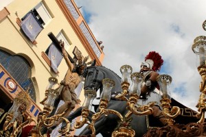 Momento de salida de la Lanzada este Martes Santo en el barrio de Las Colonias.