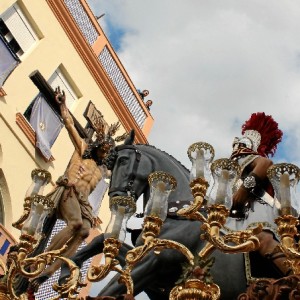 Momento de salida de la Lanzada este Martes Santo en el barrio de Las Colonias.