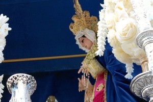 Nuestra Señora de los Dolores estrena rostrillo donado por un hermano de la cofradía.