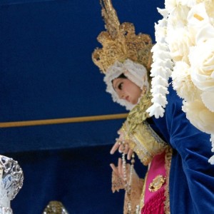 Nuestra Señora de los Dolores estrena rostrillo donado por un hermano de la cofradía.