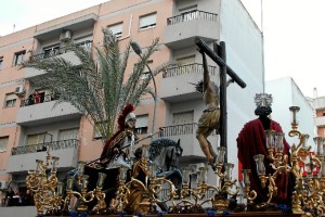 La lanza que porta el romano del paso de misterio es uno de los estrenos de este año, un regalo de la Banda de la Salud.