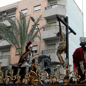 La lanza que porta el romano del paso de misterio es uno de los estrenos de este año, un regalo de la Banda de la Salud.