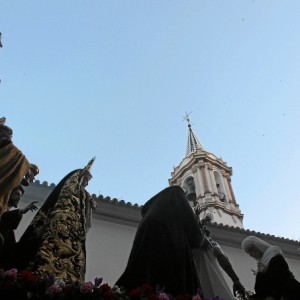 Es el primer año que la Santa Cruz ha iniciado su estación de penitencia desde la Concepción.