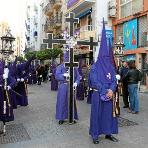 El Nazareno lleva uno de los cortejos más numerosos de la Semana Santa onubense.