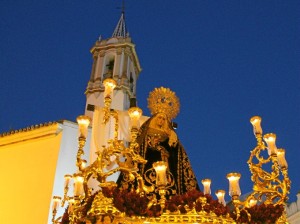 Nuestra Señora en su Soledad, con la Concepción al fondo.