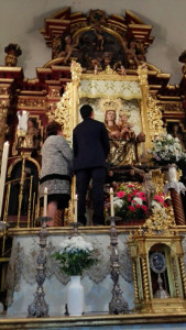 La Alcaldesa de Isla ante la Virgen de la Bella de Lepe