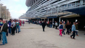 Largas colas en el estadio para adquirir las localidades para el partido del domingo. / Foto: @LeyendRecre.