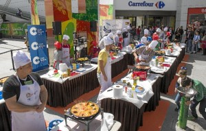 El centro comercial onubense acoge un concurso de paella con motivo del Día del Padre.