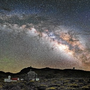 Perfil del Observatorio del Roque de los Muchachos y Vía Láctea. / Foto: Daniel López.