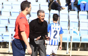 Alejandro Ceballos pide calma en un momento del partido ante el Betis B / Foto: Josele Ruiz.