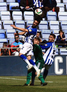 Mario Marín intenta un remate sin fortuna. / Foto: Josele Ruiz.