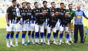 Los jugadores del Recre portaron una camiseta que rezaba 'Mañana es tarde'. / Foto: Josele Ruiz.