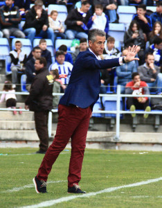 Alejandro Ceballos, entrenador del Recre, en un momento del partido. / Foto: Josele Ruiz.