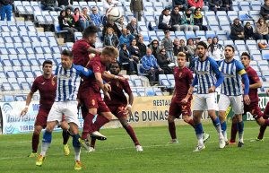 Álvaro Moreno, en el centro, una de las novedades del Recre para el partido de este domingo. / Foto: Josele Ruiz.