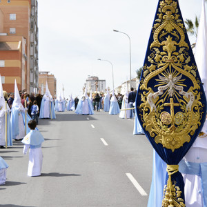 El cortejo de nazarenos acompañó en la mañana del Domingo de Resurrección a su titular