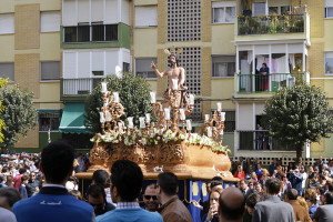 El barrio de Verdeluz acompañó un año más a su Hermandad del Resucitado