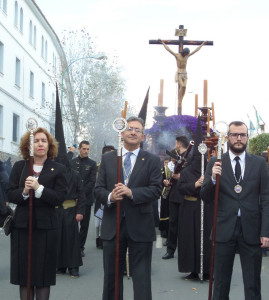 Representación de la UHU frente al paso del Cristo de la Sangre.