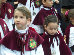 Espera a la gente a que se vista de nazareno con la hermandad.