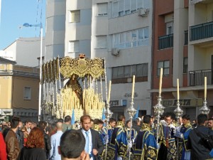 El barrio camina junto a su Reina.