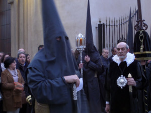 El cortejo de la Misericordia lo abre un muñidor.