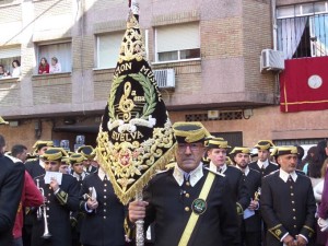 La Banda esperaba a la puerta al paso de misterio.