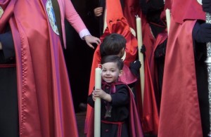 Muchos niños y jóvenes forman parte del cortejo de nazarenos.