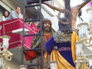 La Hermandad ha introducido una escalera en la escena.