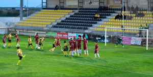 El San Roque hizo su gol en una falta magistralmente lanzada por Manu Ramírez. / Foto: @SanRoqueLepe.