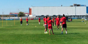 Un momento del entrenamiento de las jugadoras del Sporting en la Ciudad Deportiva del Decano. / Foto: @sportinghuelva.