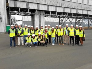 Estudiantes de Ingeniería de Caminos de Madrid conocen las obras más emblemáticas del Puerto de Huelva.