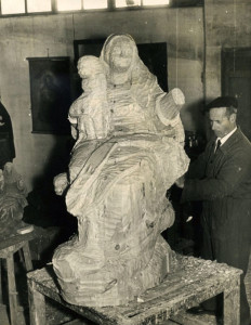 Esculpiendo la Virgen de la Cinta de Tenerife.