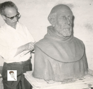 Modelando el busto de Fray Marchena que se encuentra en La Rábida.