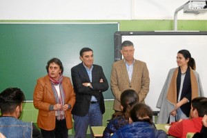 El delegado territorial de Educación, Vicente Zarza, ha visitado Palos de la Frontera para conocer el desarrollo del proyecto bilingüe en el IES Carabelas