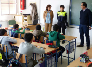 Los niños moguereños conocieron la labor de esta agente de Policía.