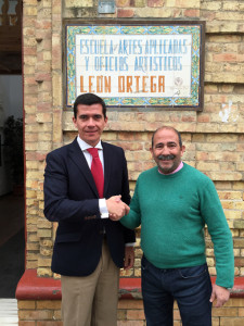 firma de los estatutos de la Beca, donde figuran el videpresidente del Grupo NC Salud, Antonio Álvarez, y el director de la escuela de Arte León Ortega, Antonio García.