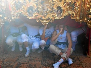 Los podólogos aconsejan el cuidado de pies a la personas que asistan a las procesiones de Semana Santa. 