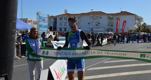 Sergio Lorenzo cruza la meta como ganador de la prueba.